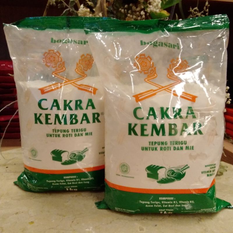 Jual Tepung Terigu Cakra Kembar Ekonomis 1 Kg (Protein Tinggi) | Shopee