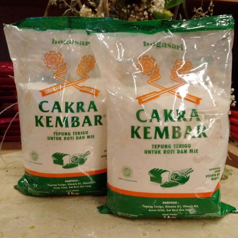 Jual Tepung Terigu Cakra Kembar Ekonomis 1 Kg Protein Tinggi Shopee Indonesia 