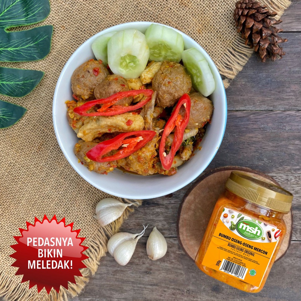 Bumbu halus oseng mercon dalam mangkuk kayu