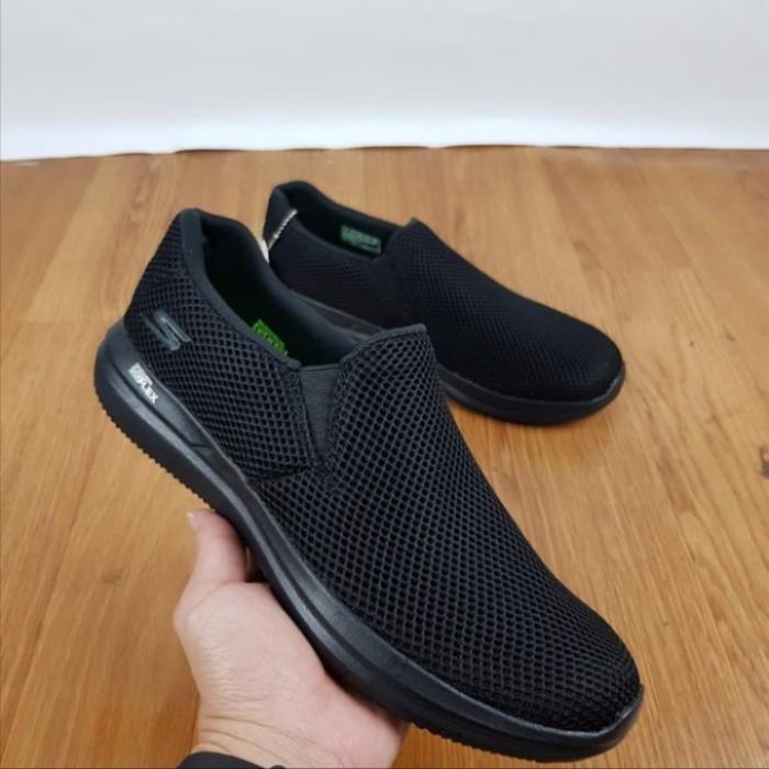 Sepatu slip on pria on sale skechers