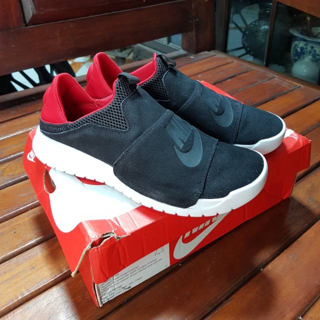 Sepatu nike hot sale benassi