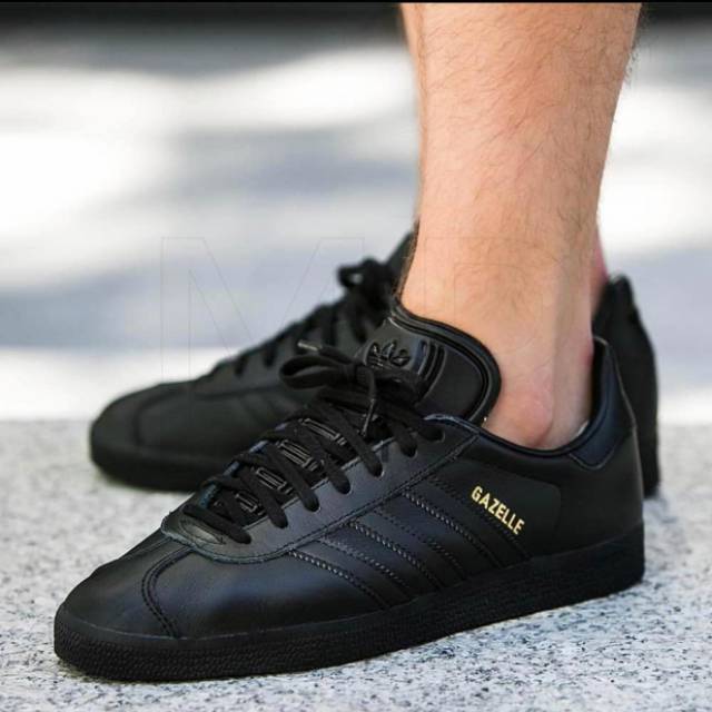 Full black best sale adidas gazelle