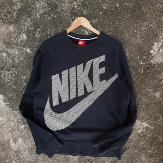 Nike crewneck big logo hotsell