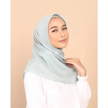 Diario X Nagita Slavina Ultrafine Winter Plain Scarf Kerudung Segi Empat