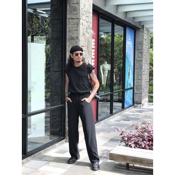 Wide-Leg Trousers: Celana Panjang Lebar yang Elegan dan Serbaguna untuk Segala Gaya