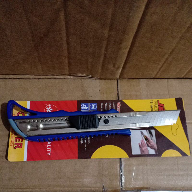 Jual CUTTER /PEMOTONG 18 MM | Shopee Indonesia