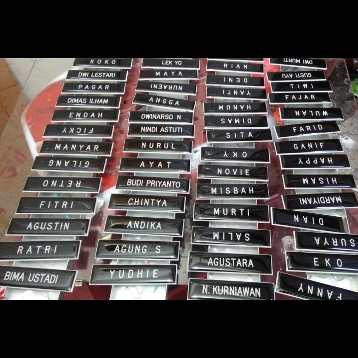 Jual Name Tag atau Nama Dada Custom Bahan AkrilikStiker (Pengait