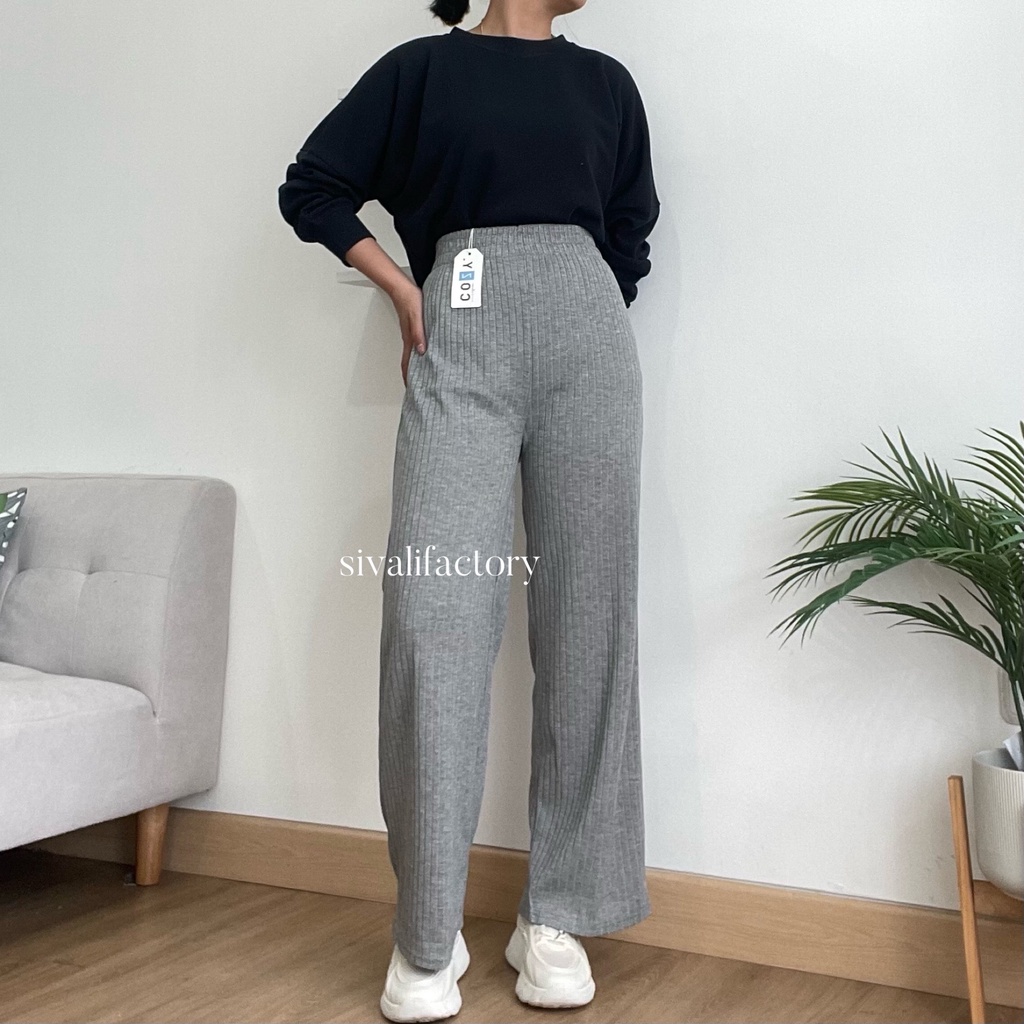 Qizlar mushuklarini yoyishadi