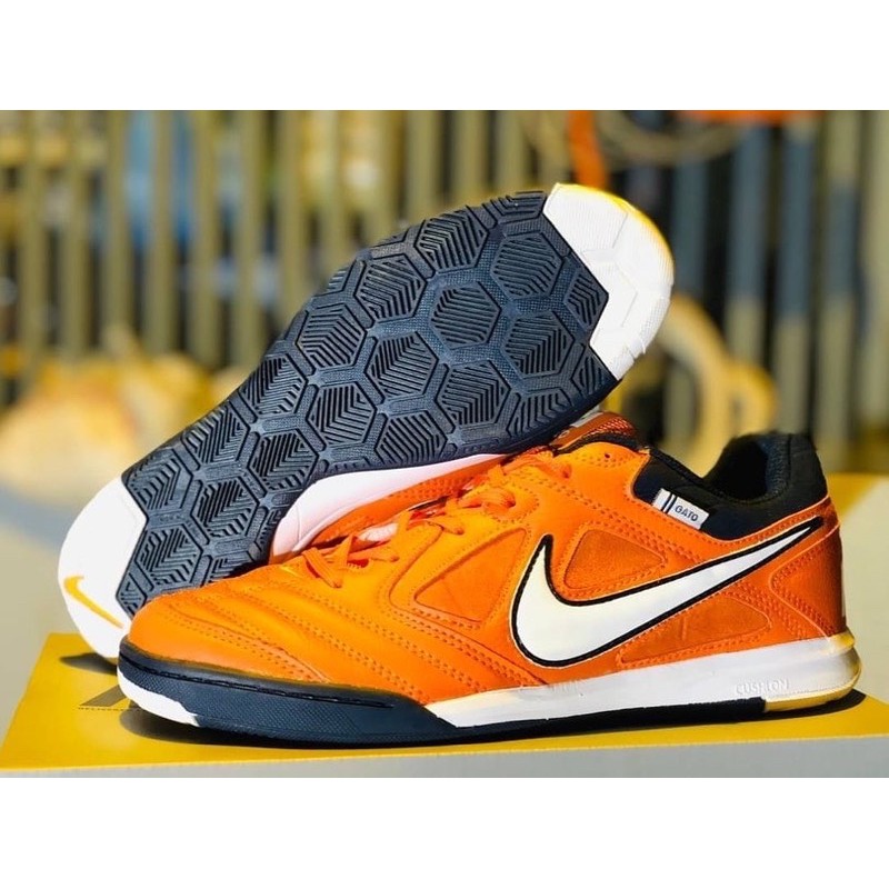 Nike store gato orange