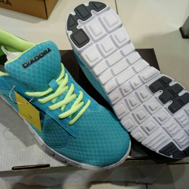 Sepatu running shop diadora hijau