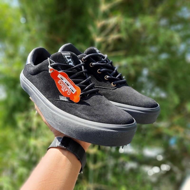 Vans 2025 lxvi hitam