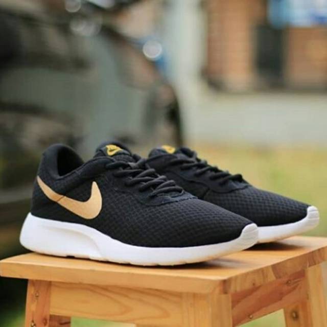 Nike tanjun black and gold clearance