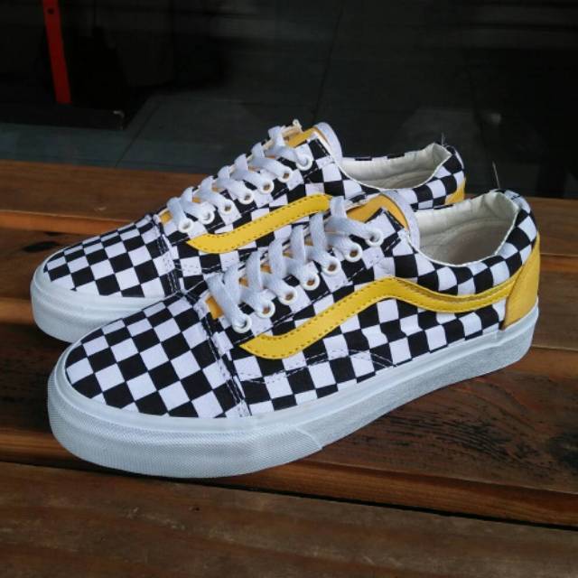 Checkerboard vans yellow stripe hotsell