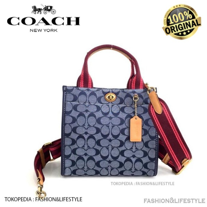 Coach tote 22 2025 in signature chambray