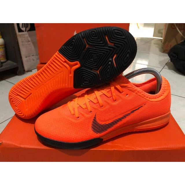 Nike mercurial futsal on sale orange