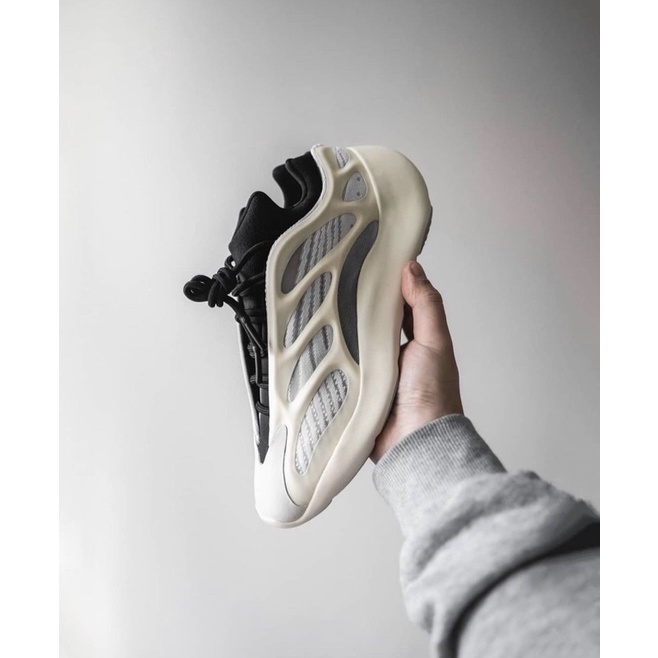 jual yeezy 700
