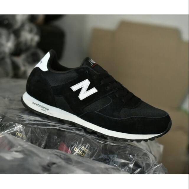 Sepatu sport clearance new balance hitam