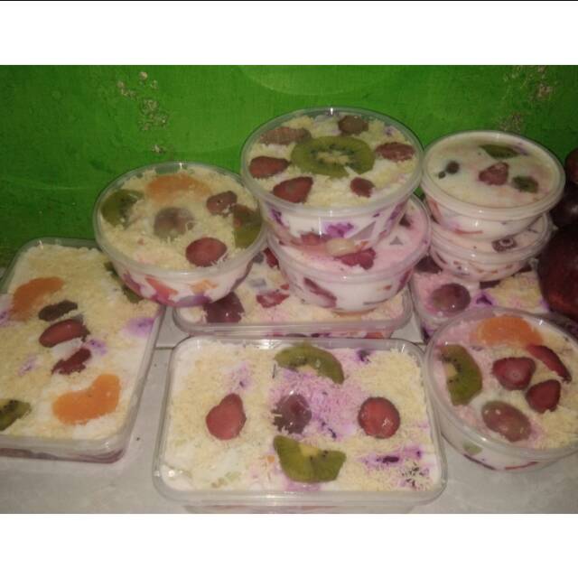 Salad Buah Segar dengan Berbagai Jenis Buah