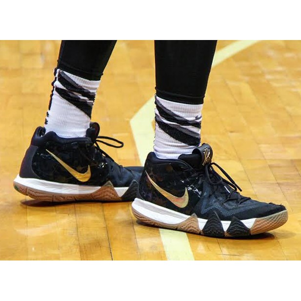 Kyrie 4 pitch top blue on feet