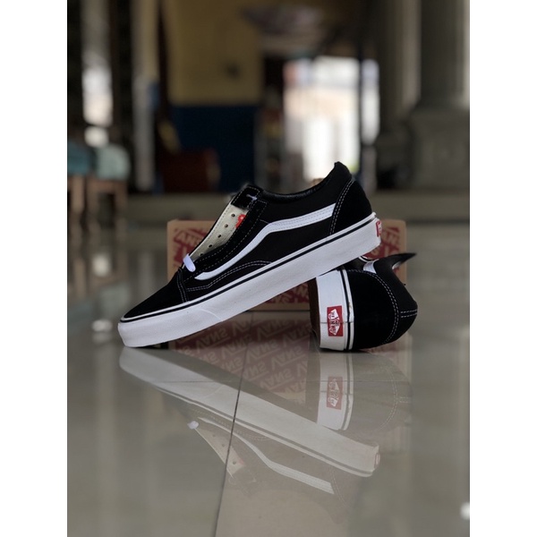 Harga retail vans old skool best sale black white