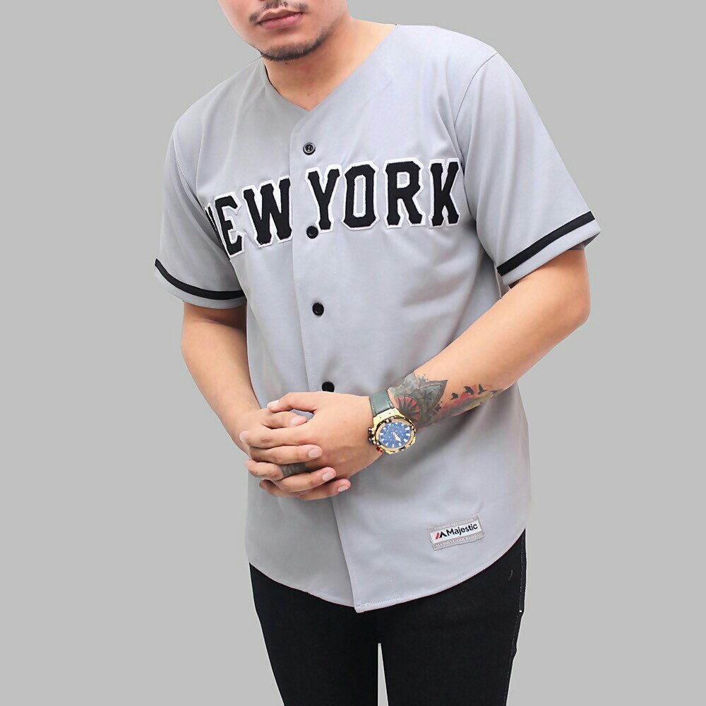 9 Ide Outfit Pria Pakai Jersey Baseball, Edgy Abis!