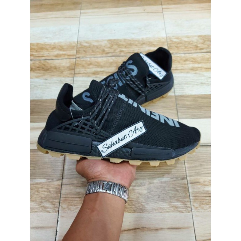 Sepatu human race clearance