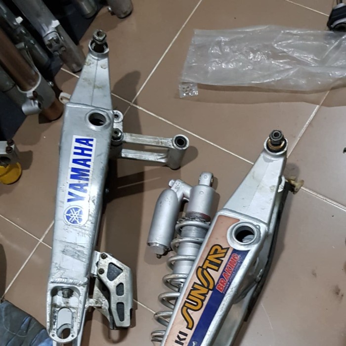Jual ( sparepart bekas ) swingarm arm SE trail monoshock Yamaha YZ 125