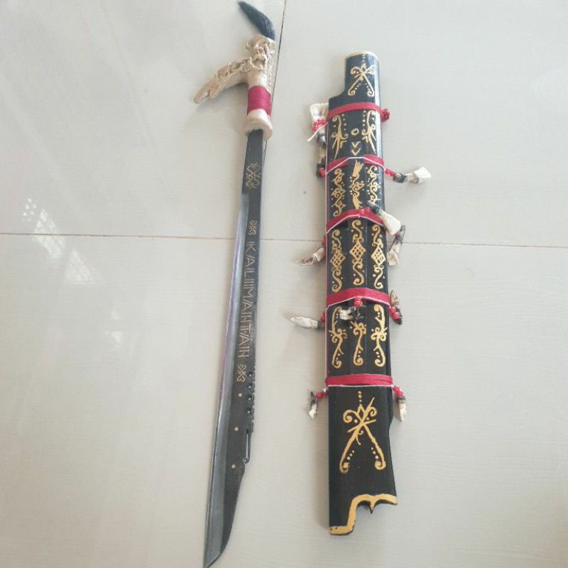 Mandau dalam sarung tradisional suku dayak
