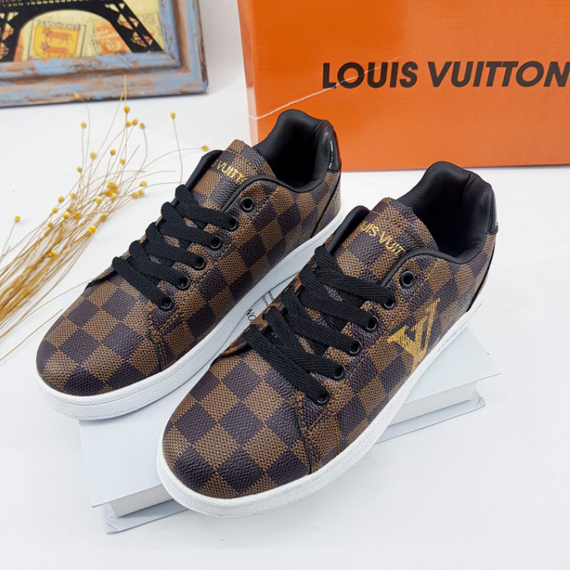 Sepatu louis vuitton SFEC: kondisi :98% Minus : No Harga :1.700.000 100%  Original