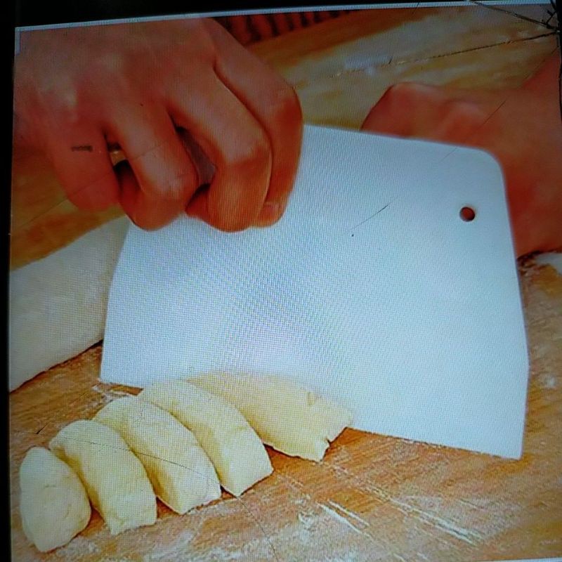 Jual Pisau Plastik Pemotong Adonan Bakpao Roti / Dough Scraper Cutter ...