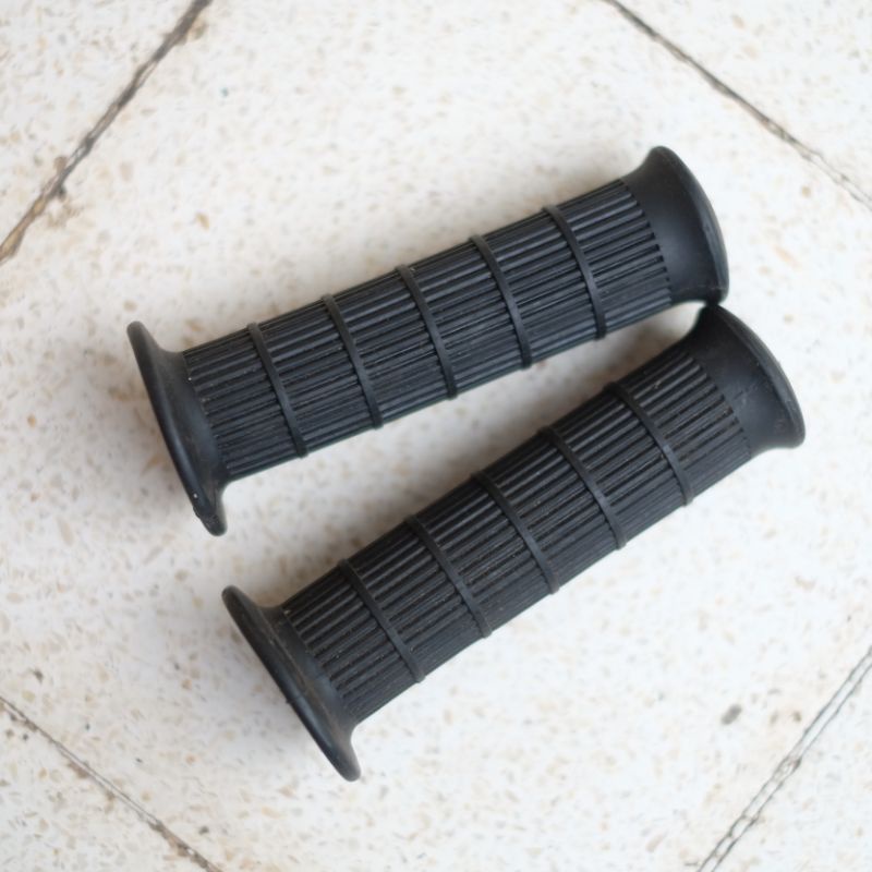 NOS Genuine Yamaha Left Hand Grip – Fits RD350 RD250 YAS3 R5 TX500 TX650 XS650 YR5