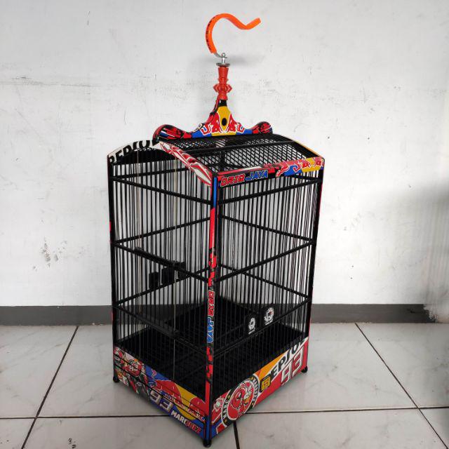 Doggy uslubidagi mini yubkadagi qizning fotosurati