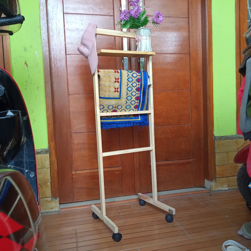 Jual rak tangga kayu ada varian roda stand hanger hijab jilbab gondola ...