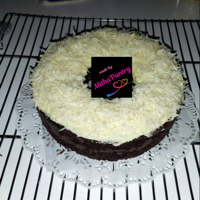 Keluarga sedang menikmati bolu kukus ketan hitam keju lumer