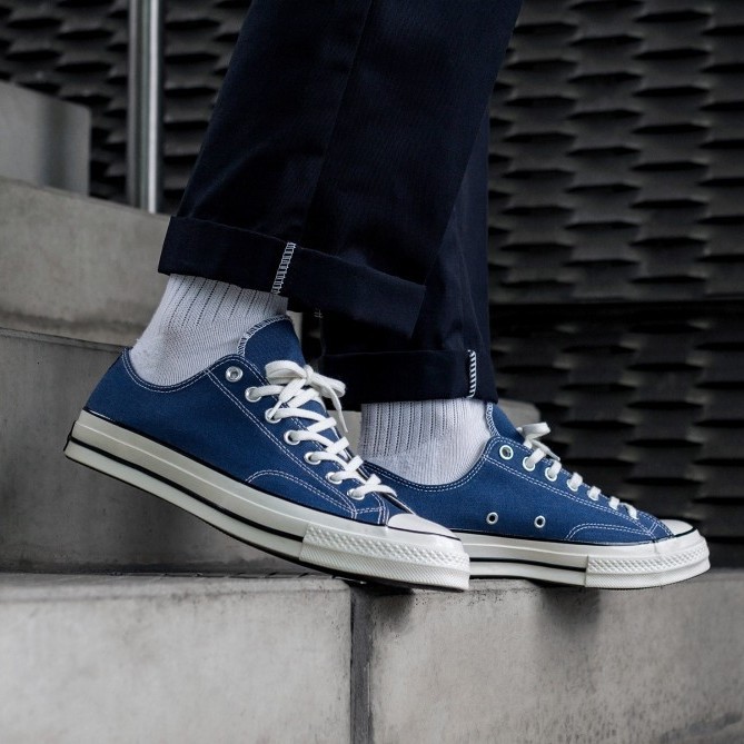 Sepatu converse sale navy blue