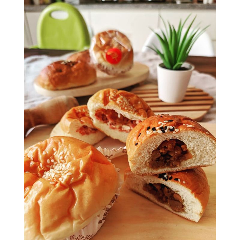 Jual Smokebeef and Cheese (Roti isi daging sapi asap dan keju) | Shopee ...