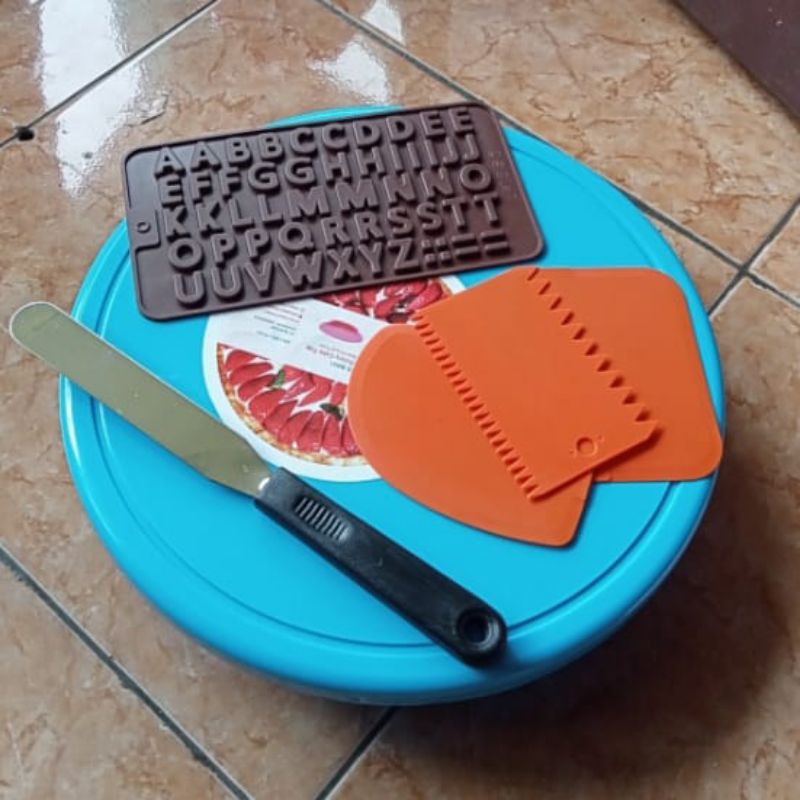 Jual Meja putar coklat huruf skreper plastik spatula/Alat hias kue