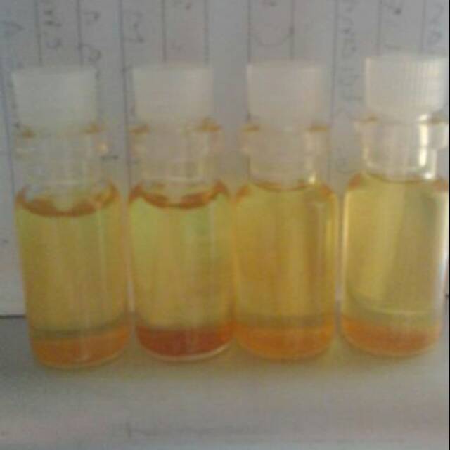 Minyak kelapa homemade dalam botol transparan