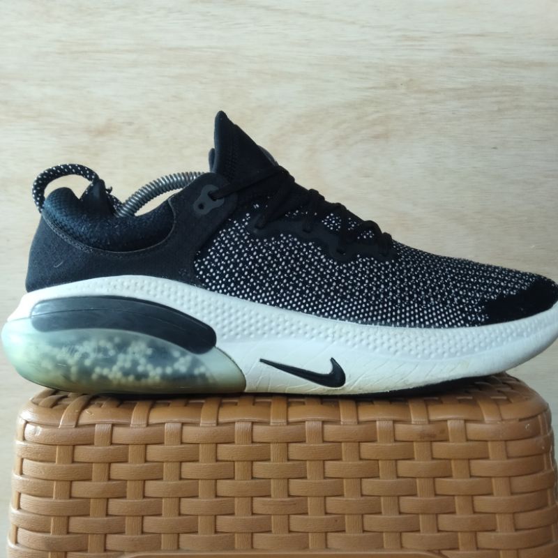 harga sepatu nike joyride original