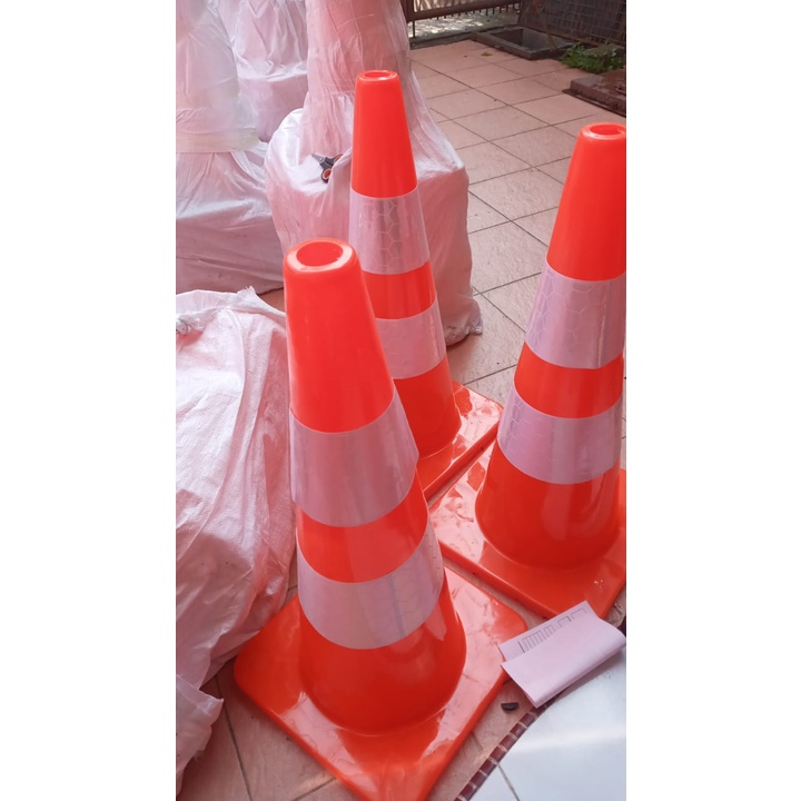 Jual SAFETY CONE OREN KRUCUT DI JALAN TRAFFICCONE K3 SAFETY RAMBU ...