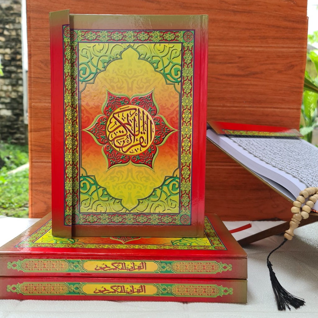 Al Quran dengan huruf Arab dan ilustrasi penulisan di kertas