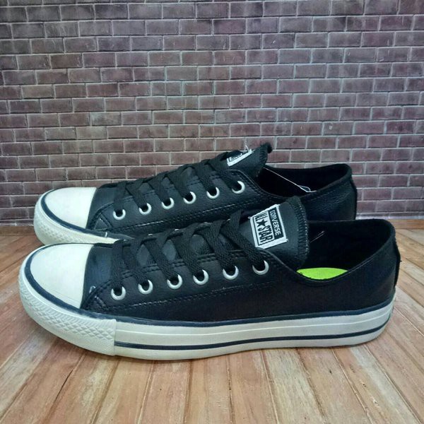 Converse all star kulit hitam hotsell