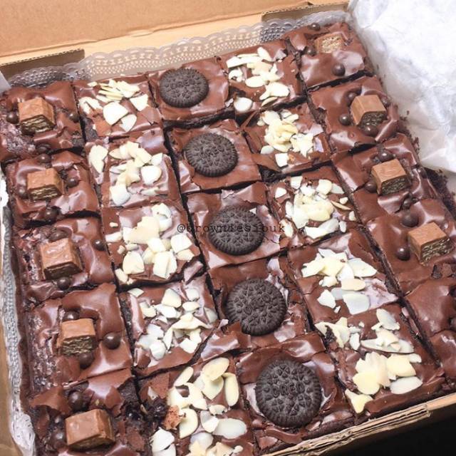 Thankyou for ordering 🤗 4slice fudgy brownies - 15.000 Made by order  Pemesanan h-2 🛵 GoFood -- Lans x Meat Barn, Progo 8 Menggunakan…