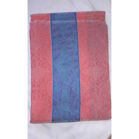 Seniman Melayu sedang membuat kain songket dengan motif Lebah Bergantung