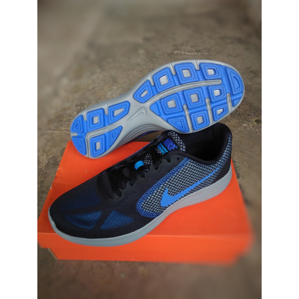 Harga sepatu 2025 nike revolution 3