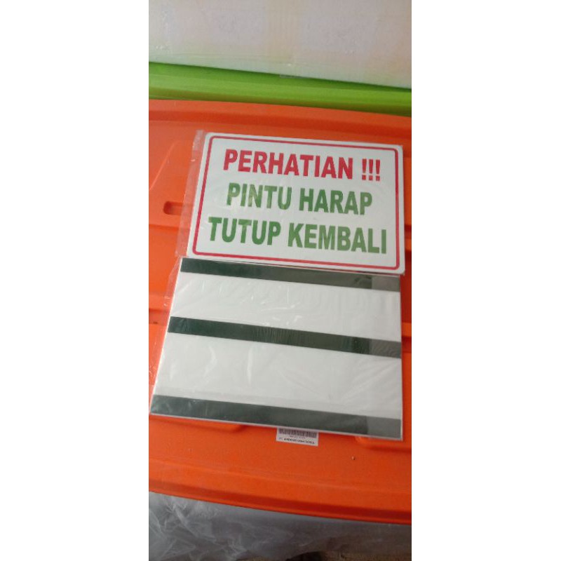 Jual Akrilik Plat Papan Perhatian Pintu Harap Tutup Kembali Papan