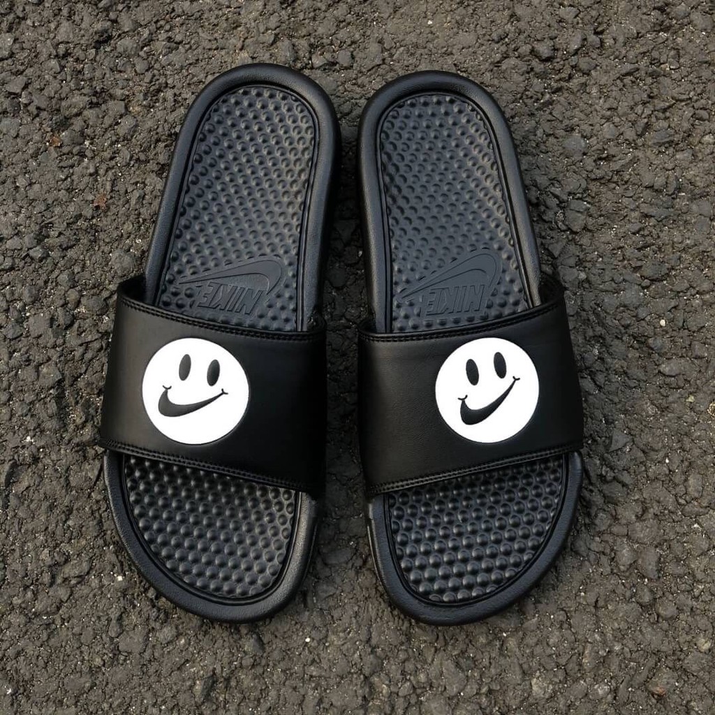 Nike benassi smiley face best sale