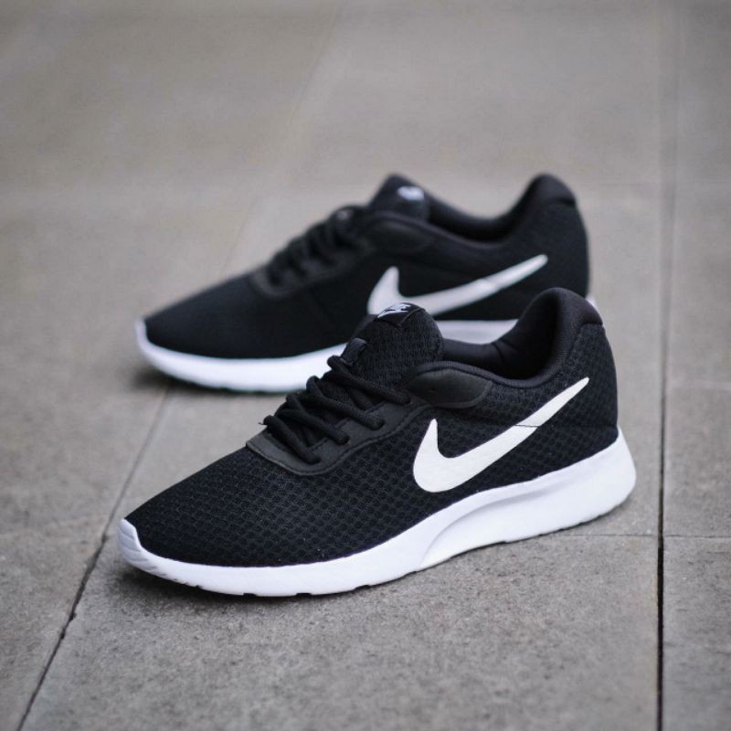 Nike tanjun 2025 black white harga