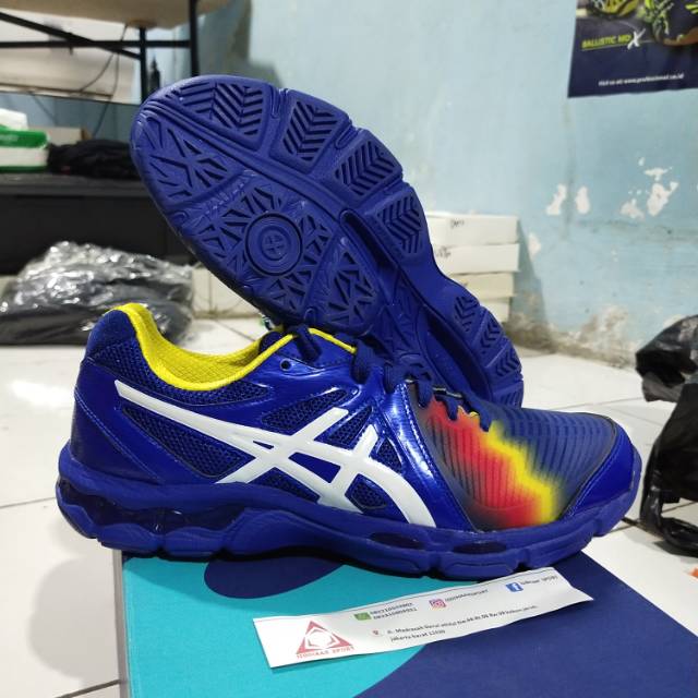 Sepatu voli clearance asics netburner ballistic