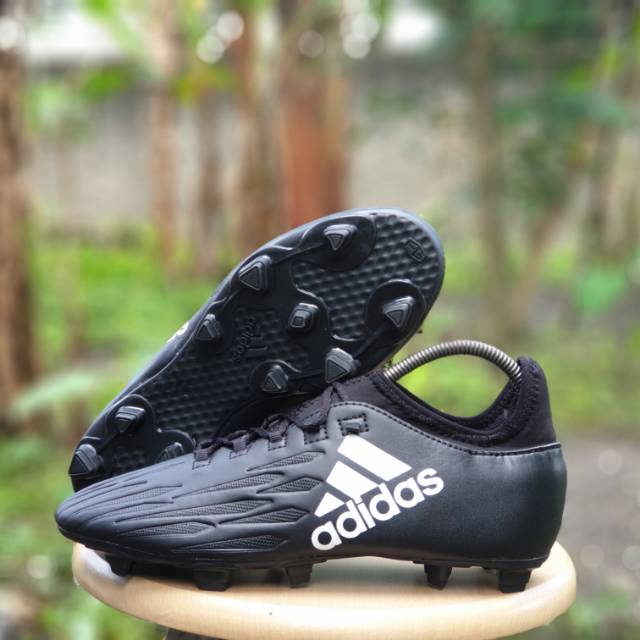 Sepatu bola 2025 adidas x techfit